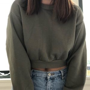 Cropped H&M Sweatshirt in Olive 🥑$5🥑 szS